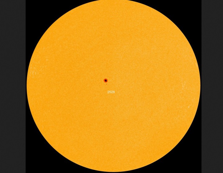 Die Sonne hat am 30.3.2016 nur einen einzigen von der Erde gut sichtbaren Sonnenfleck knapp nördlich des Sonnenäquators. Der Fleck AR2526 besitzt ein stabiles Magnetfeld und neigt deshalb nicht zu Flares oder Masseauswürfen (CME). Die Sonnenaktivität ist sehr gering.