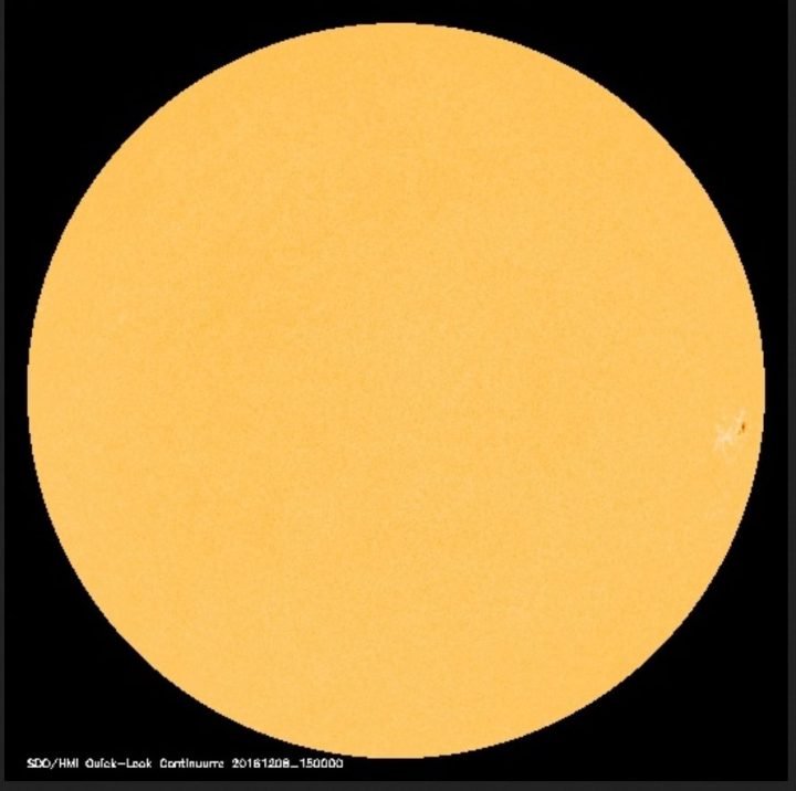 Die Sonne hat am 8.12.2016 nur einen einzigen schwachen Sonnenfleck (SN 14), der morgen mit Drehung der Sonne nach rechts auf der Rückseite aus dem Blickfeld der Erde verschwindet: Es folgt mindstens ein fleckenloser (spotless) Tag. Quelle: 