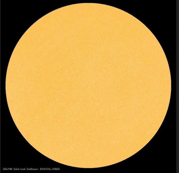 Die Sonne hat am 8.12.2016 nur einen einzigen schwachen Sonnenfleck (SN 14), der morgen mit Drehung der Sonne nach rechts auf der Rückseite aus dem Blickfeld der Erde verschwindet: Es folgt mindstens ein fleckenloser (spotless) Tag. Quelle: 